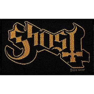 Könnte beinhalten: Ein schwarzer rechteckiger Aufnäher mit dem Wort "GHOST" in goldener, gotischer Schrift. Der Aufnäher enthält ein goldenes umgekehrtes Kreuz und den Text "©2012 GHOST". Der Aufnäher ist wahrscheinlich für eine Band.