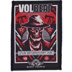 以下が含まれることがあります： 上部にバンド名「VOLBEAT」が入った黒と赤のパッチ。デザインには、帽子とバンダナを身に着けたスカルと、その下に「OUTLAW GENTLEMEN & SHADY LADIES」の文字が含まれています。パッチは長方形です。