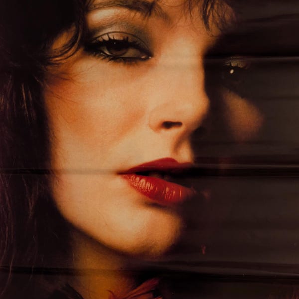 Puede incluir: Retrato vintage de una mujer con cabello oscuro y maquillaje de ojos dramático. Sus labios están pintados de un rojo vibrante, y la imagen tiene una estética cálida, en tonos sepia. La composición está parcialmente oscurecida por líneas horizontales.
