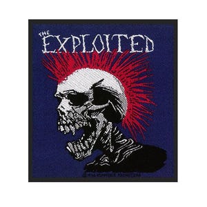 Pode incluir: Patch quadrado com uma caveira com moicano vermelho e o texto branco "THE EXPLOITED". A caveira é preta e branca, sobre um fundo azul. O patch tem uma borda preta.