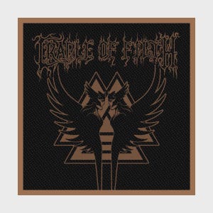Op de afbeelding: Vierkante patch met de tekst "CRADLE OF FILTH" in een gotisch lettertype. Het ontwerp toont twee gevleugelde figuren die tegenover elkaar staan, tegen een geometrische vorm. De achtergrond is zwart met een textuurpatroon, omlijst door een bruine rand.