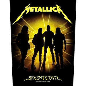 Könnte beinhalten: Schwarze rechteckige Grafik mit der Band Metallica, der Bandname in gelber Blitzschrift. Die Bandmitglieder sind vor einem gelb-goldenen Hintergrund silhouettiert. Der Text "SEVENTY-TWO" befindet sich unten.