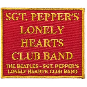 以下が含まれることがあります： 金色の刺繍が施された長方形の赤いパッチ。テキストは「SGT. PEPPER'S LONELY HEARTS CLUB BAND」と「THE BEATLES - SGT. PEPPER'S LONELY HEARTS CLUB BAND」と書かれています。パッチには金の縁取りがあります。