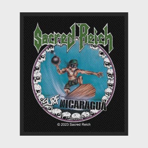 Puede incluir: Parche cuadrado negro con un diseño circular que presenta a un surfista en una tabla con una bomba. El texto "SURF NICARAGUA" está debajo del surfista. El parche tiene el texto "Sacred Reich" y un borde de calaveras.