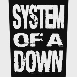 Könnte beinhalten: Schwarzer Hintergrund mit dem weißen Text "SYSTEM OF A DOWN" in einer fetten, verwitterten Schrift. Der Name der Band ist vertikal gestapelt. Urheberrechtsinformationen befinden sich am unteren Bildrand.