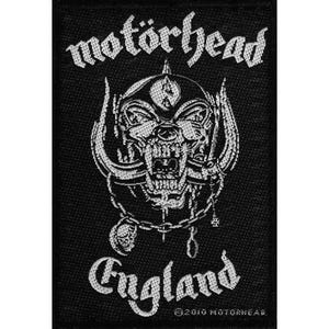 Puede incluir: Parche negro con el logotipo de Motörhead y la palabra "England" en letras góticas blancas. El diseño incluye una calavera con colmillos, una cadena y el texto "©2010 Motörhead."