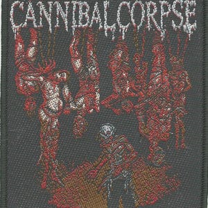 Op de afbeelding: Een zwarte geborduurde patch met de bandnaam "Cannibal Corpse" in witte letters. De patch toont een grafische afbeelding van een bloederige scène met meerdere figuren die aan haken hangen.