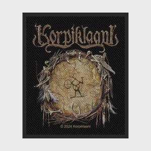 以下が含まれることがあります： 茶色の様式化された文字で「Korpiklaani」というバンド名が書かれた正方形のパッチ。羽、小枝、骨に囲まれた、棒人間と車輪の円形デザインが特徴で、黒い点線模様の背景になっています。