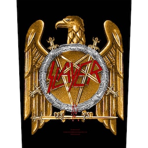 Puede incluir: Emblema de águila dorada con alas extendidas, un logotipo de Slayer plateado y rojo, y espadas cruzadas sobre un fondo negro. La cabeza del águila está de perfil y el logotipo es en negrita y angular.