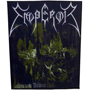 Peut inclure: Écusson noir avec le nom du groupe "Emperor" en lettres gothiques blanches. Le fond représente un paysage sombre, vert et ombragé avec le texte "Anthems to the Welkin at Dusk" en bas. L'écusson est rectangulaire.