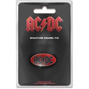 Puede incluir: Un pin de esmalte en miniatura con el logotipo de AC/DC en rojo y un rayo. El pin está en una tarjeta trasera negra con el logotipo de la banda y la dirección del sitio web. El pin está en un paquete de plástico transparente.