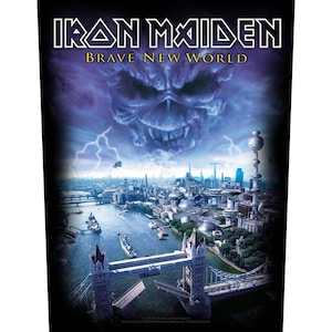 Puede incluir: Póster del álbum "Brave New World" de Iron Maiden. La imagen muestra una ciudad futurista con el Tower Bridge, una calavera en el cielo y relámpagos. El nombre de la banda y el título del álbum están en la parte superior.