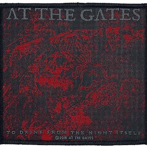 Puede incluir: Parche cuadrado negro con diseño gráfico rojo y texto. El texto "AT THE GATES" está en la parte superior, con "TO DRINK FROM THE NIGHT ITSELF" en la parte inferior. También está presente el aviso de copyright "©2018 AT THE GATES".