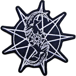 Puede incluir: Parche bordado en blanco y negro con la cabeza de una cabra con cuernos dentro de un diseño de estallido de estrellas.