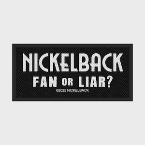 Könnte beinhalten: Ein rechteckiger schwarzer Aufnäher mit weißem Text. Der Text lautet "NICKELBACK FAN OR LIAR?" und "©2025 NICKELBACK". Der Aufnäher hat eine strukturierte Oberfläche und einen weißen Rand.