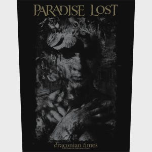 以下が含まれることがあります： 上部に金色の文字で「PARADISE LOST」と書かれた黒いポスター。画像は、貝殻と葉で飾られた人物のグレースケールポートレートです。「draconian times」というテキストがポスターの下部に表示されています。