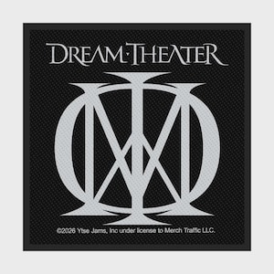以下が含まれることがあります： 黒い正方形のパッチ。バンド名「DREAM THEATER」が装飾的なフォントで、銀色のロゴの上に配置されています。ロゴは円の中に「D」と「T」の文字を組み合わせたものです。パッチの下部には著作権情報が含まれています。