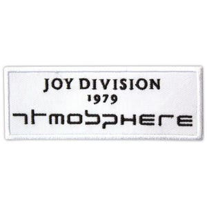 Peut inclure: Un écusson rectangulaire blanc avec du texte noir. Le texte indique "JOY DIVISION 1979" en haut et "atmosphere" dans une police stylisée en dessous. L'écusson a une bordure blanche.