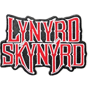 Pode incluir: Patch bordado com o nome da banda "LYNYRD SKNYRD" em letras vermelhas com contorno branco sobre fundo preto. O patch tem uma forma irregular, adequado para jaquetas, bolsas ou outras roupas.