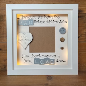 Pu&ograve; includere: Cornice per foto bianca con una luce all'interno. La cornice ha un'apertura per foto e un messaggio che dice "...Grazie per essere il PAP&Agrave; che non dovevi essere. Amore, Layla-Grace <3. Il DNA non ti rende una famiglia, l'AMORE s&igrave;..."