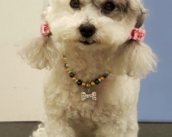Conta de pérola dourada e verde esmeralda, colar de design elegante, coleira de gato, coleira de cachorro, coleira de animal de estimação chique, com pingente de osso de cachorro de strass