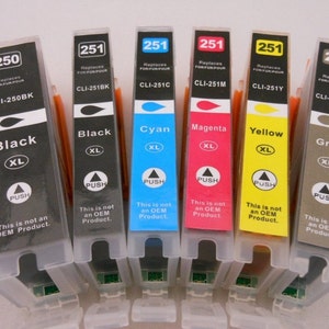 Puede incluir: Seis cartuchos de tinta para una impresora. Los cartuchos están etiquetados con el color de la tinta: negro, cian, magenta, amarillo y gris. Los cartuchos son todos de tamaño XL y no son productos OEM.