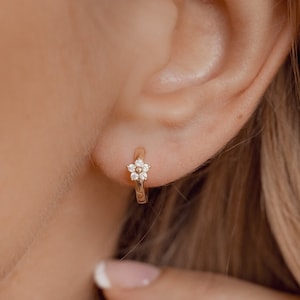 Gold Creolen Blume | Creolen Gold 585 | Huggie Ohrringe Echt Gold | Blumen Creolen | Kleine Creolen Gold | Goldcreolen