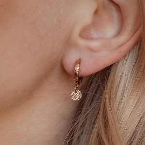 Creolen Strukturierter Kreis Rosegold | Runde Ohrringe mit Plättchen Anhänger | Creolen Vergoldet | Creolen mit Anhänger Silber