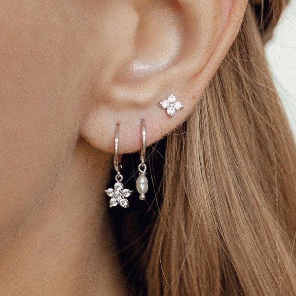 Boucles d'oreilles Huggie avec pierres précieuses et fleurs en argent sterling | Boucles d'oreilles créoles en argent 925, breloque fleur