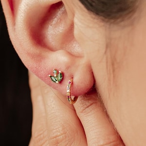 Set di orecchini arcobaleno in argento sterling / orecchini a bottone con pietre preziose verdi / piccoli orecchini a cerchio colorati / set di orecchini impilabili