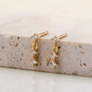 繊細なドロップスタッドイヤリング スターリングシルバー | 小さなドロップスタッドと揺れるストーン | 小さなゴールドのダングルイヤリング
