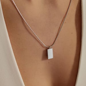 Rektangulärt hängehalsband i silver | Rektangulärt tagghalsband i roséguld | Elegant halsband för kvinnor i vattentätt rostfritt stål