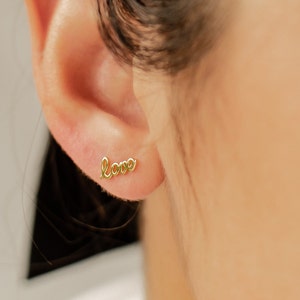 Kolczyki z napisem "Cursive Love" ze srebra próby 925 | Małe kolczyki z napisem "Love Word Script" ze złota | Kolczyki z napisem "Love Word Script"
