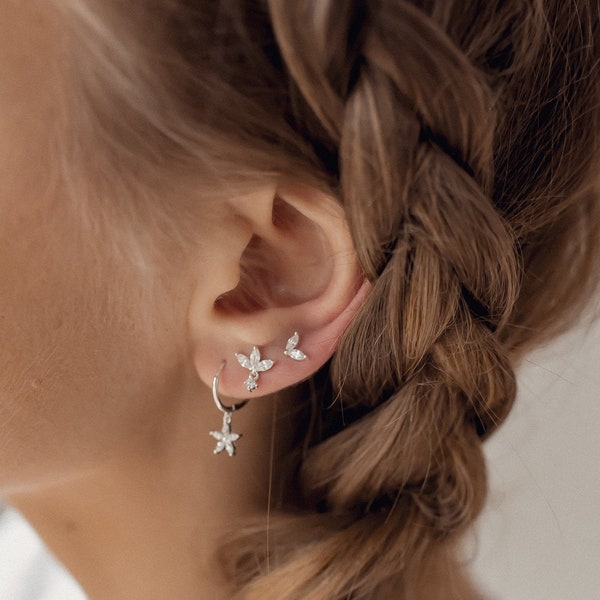 Parure de boucles d'oreilles fleurs en argent sterling | Daisy Huggies, clou d'oreille fleur et clou d'oreille luciole