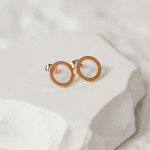Pendientes de botón de círculo abierto en oro rosa / Pendientes minimalistas geométricos en oro / Pendientes de botón de círculo pequeño delicados y redondos de acero inoxidable