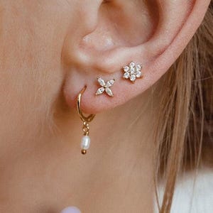 Frühlingszeit Ohrringe Stacking-Set 18K Gold plattiertes Sterlingsilber | 4er Set aus Paar Creolen mit Perlen und 2 Zirkonia Ohrstecker