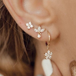 Blumen Ohrringe Stacking-Set 18K Gold Sterlingsilber | 4er Set aus Paar Creolen mit Charms, Zirkonia Ohrstecker, Drop Ohrring