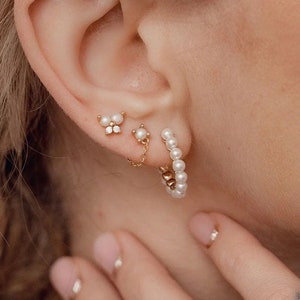 Juego de pendientes apilables de perlas en plata de ley / Pendientes de aro con perlas naturales y pequeños botones de perlas / Juego de pendientes apilables en oro