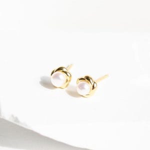 Clous d'oreilles pétales de perle en argent sterling | Boucles d'oreilles basiques plaquées or avec petites perles