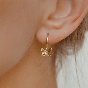Pendientes de aro pequeños con colgante de mariposa en plata de ley y baño de oro de 18 quilates