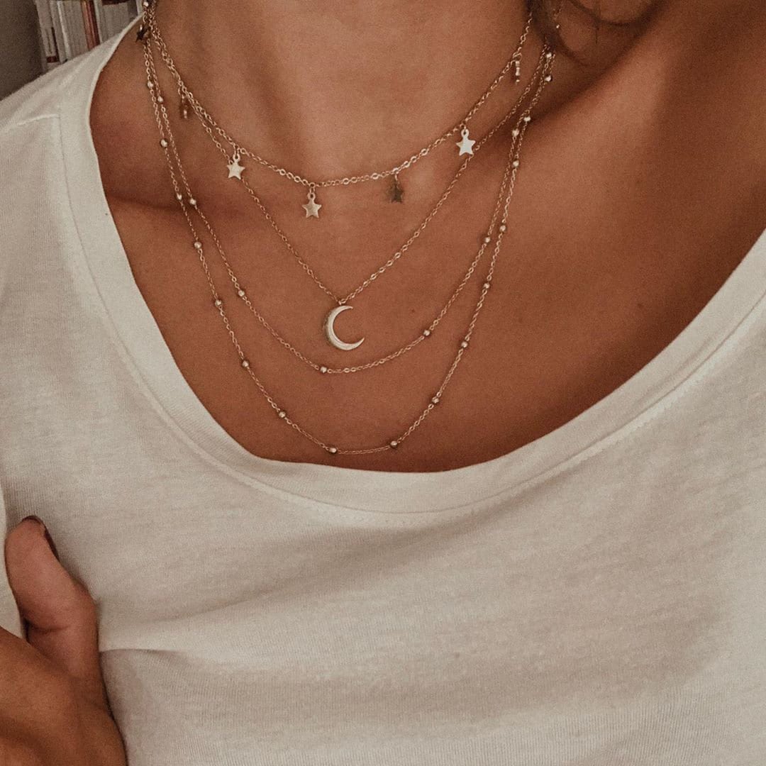 Collana multifilo con perle in acrilico grigio chiaro, argento metallizzato e oro