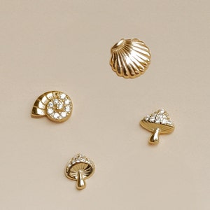 Orecchini a bottone delicati / Orecchini spaiati / Orecchini a bottone con conchiglia / Orecchini a bottone con conchiglia Nautilus / Orecchini a bottone a fungo / Orecchini in argento 925