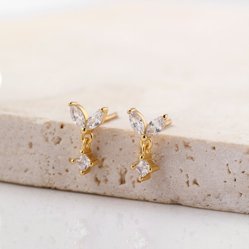 Petites boucles d'oreilles pendantes en argent sterling Boucles d'oreilles pendantes en pierres précieuses plaquées or Boucles d'oreilles minimalistes avec breloque en cristal pendante Gold