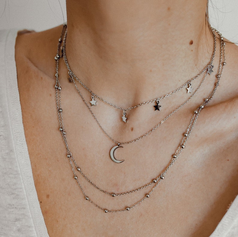 Halve maan ketting zilverkleur Delicate halve maan hanger ketting verkrijgbaar in 3 kleuren afbeelding 4