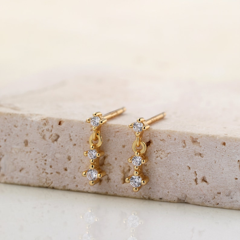 Delicados pendientes colgantes de plata de ley / Pequeños pendientes colgantes con piedras / Pequeños pendientes colgantes de oro Gold