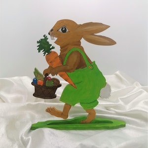 Decoración de Pascua hecha de madera - conejo con zanahoria y canasta H 29 cm W 27 cm Hecho a mano de Bavaria Regalos de Pascua pintado a mano Pintura acrílica