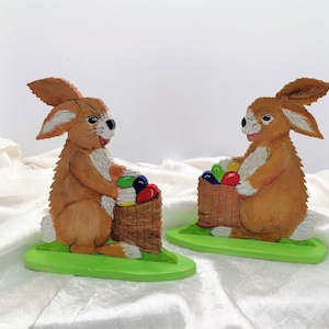 Decoración de Pascua de madera - dos lindos conejos con cesta de huevos Al. 18 cm An. 17 cm Hecho a mano en Bavaria Decoración sostenible de Pascua Conejo de Pascua Regalo de huevos de Pascua