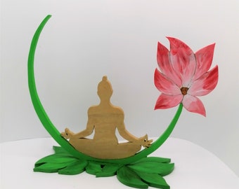 Yoga - Deko aus Buchenholz H 31 cm B 37 cm selbst zugeschnitten und handbemalt Handarbeit aus Bayern Yogi Lotusblüte Geschenke zum Muttertag