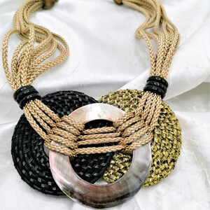 Natuurlijke sieraden - handgemaakt van hout, noten, been, hoorn, parel en schelp, ca. 55 cm lang.