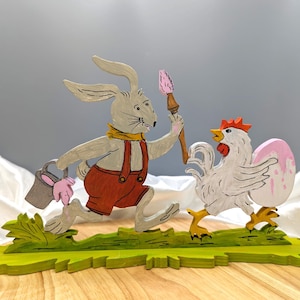 Decoración de Pascua hecha en madera - ¡Socorro, no quiero un huevo rosa! Conejo con pollo Alto 18 cm Ancho 32 cm Hecho a mano en Baviera Regalos Pascua Conejo de Pascua